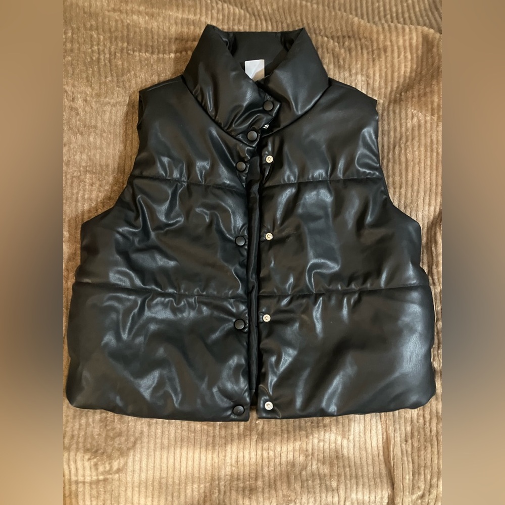 puffer vest like new medium